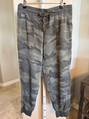 Splendid Olive Green Camo Drawstring Joggers with oversized pockets super soft